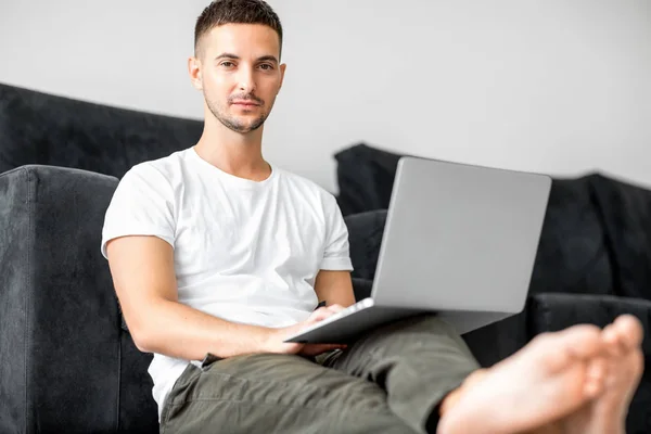 Guy Freelancer Met Laptop Thuis Werken — Stockfoto