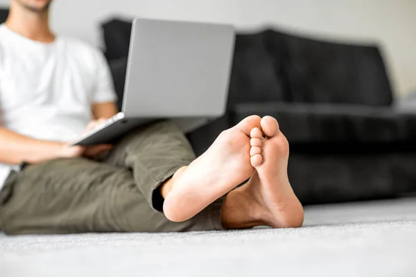 Freelancer Cara Com Laptop Trabalhando Casa — Fotografia de Stock