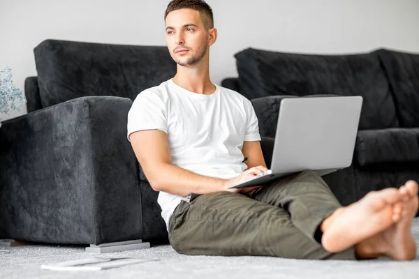 Freelancer Cara Com Laptop Trabalhando Casa — Fotografia de Stock