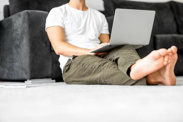 Guy Freelancer Met Laptop Thuis Werken — Stockfoto