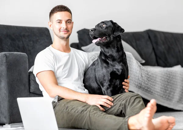 Guy Freelancer Jeho Pes Labrador Hraje Doma — Stock fotografie