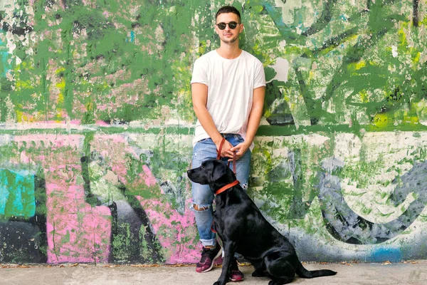 Mec Avec Chien Labrador Dans Rue Jouer — Photo