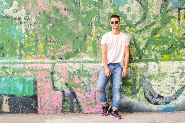 Gars Mode Posant Plein Air Dans Des Lunettes Soleil — Photo