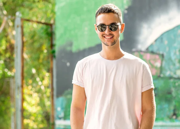 Modemann Posiert Draußen Mit Sonnenbrille — Stockfoto