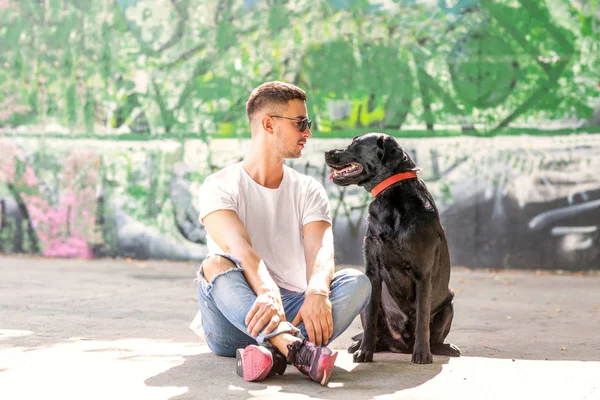 Tipo Con Perro Labrador Calle Jugando — Foto de Stock