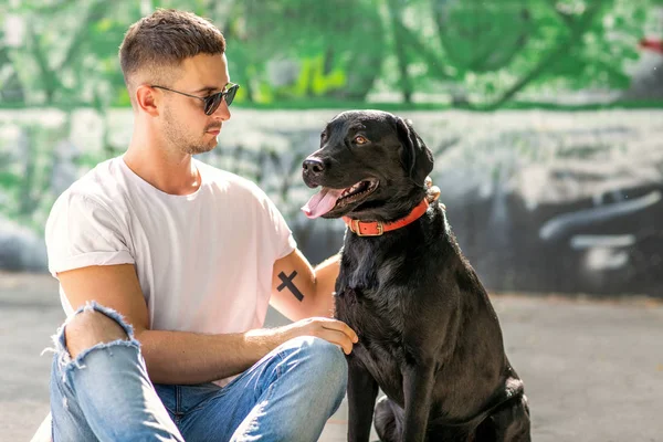 Mec Avec Chien Labrador Dans Rue Jouer — Photo