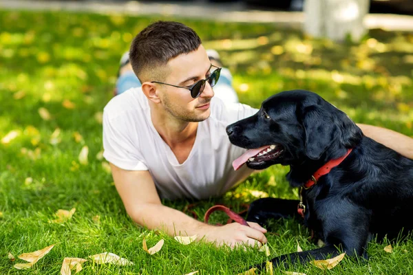 Kille Med Hund Labrador Gatan Uppspelning — Stockfoto