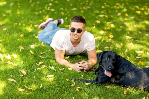 Adam Sokakta Oynarken Bir Köpek Labrador Ile — Stok fotoğraf