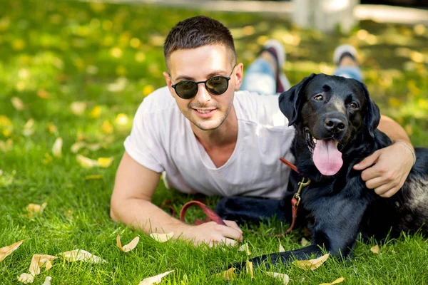 Adam Sokakta Oynarken Bir Köpek Labrador Ile — Stok fotoğraf