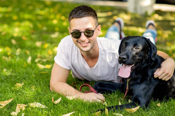 Mec Avec Chien Labrador Dans Rue Jouer — Photo