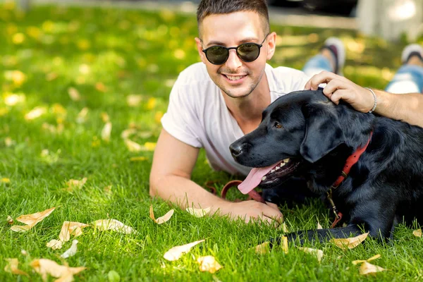 Tipo Con Perro Labrador Calle Jugando — Foto de Stock