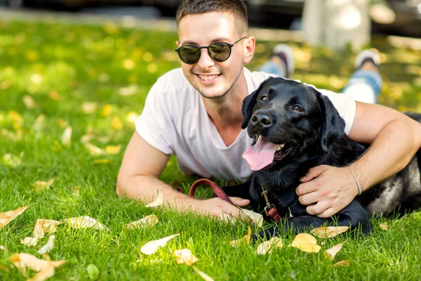 Kille Med Hund Labrador Gatan Uppspelning — Stockfoto