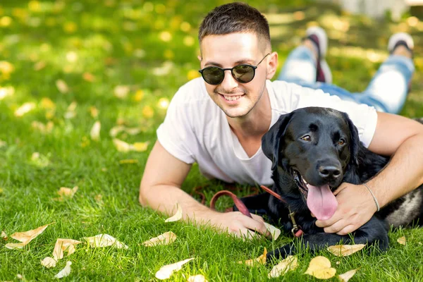 Kille Med Hund Labrador Gatan Uppspelning — Stockfoto