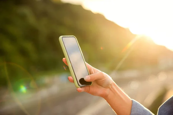 Menina Tirando Fotos Uma Paisagem Close Telefone Sua Mão — Fotografia de Stock