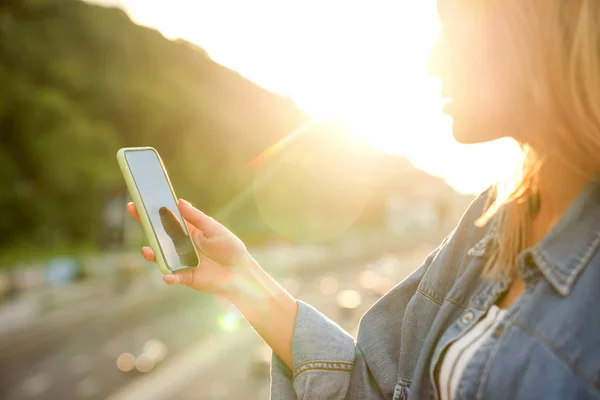 Girl Taking Pictures Landscape Close Phone Her Hand Sunset — Stock Photo, Image