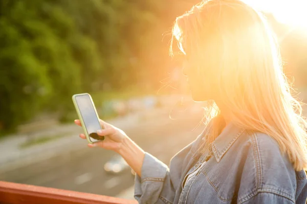 Girl Taking Pictures Landscape Close Phone Her Hand Sunset — Stock Photo, Image