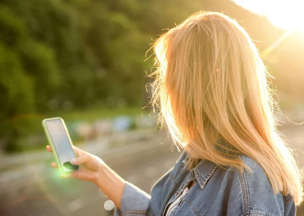 Kız Bir Manzara Gün Batımında Onun Elinde Bir Telefon Yakın — Stok fotoğraf