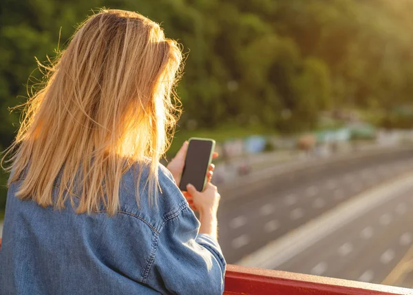 Menina Tirando Fotos Uma Paisagem Close Telefone Sua Mão Pôr — Fotografia de Stock