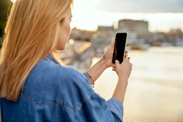 Girl Taking Pictures Landscape Close Phone Her Hand Sunset — Stock Photo, Image