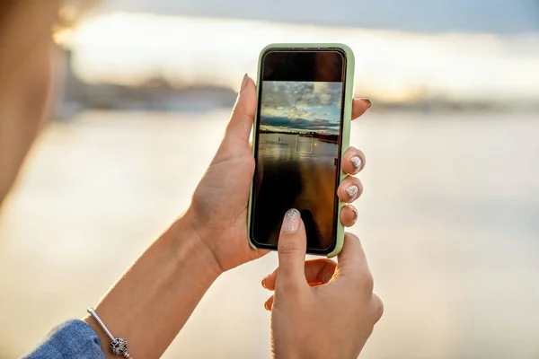 Kız Bir Manzara Gün Batımında Onun Elinde Bir Telefon Yakın — Stok fotoğraf