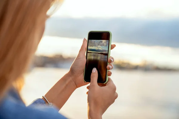 Kız Bir Manzara Gün Batımında Onun Elinde Bir Telefon Yakın — Stok fotoğraf