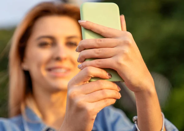 Gün Batımında Selfie Telefon Ile Yapıyor Güzel Moda Kız — Stok fotoğraf