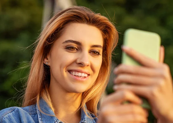 Gün Batımında Selfie Telefon Ile Yapıyor Güzel Moda Kız — Stok fotoğraf