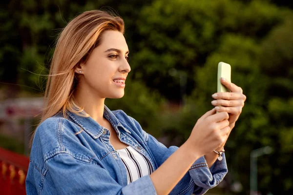 Schöne Mode Mädchen Beim Selfie Mit Dem Handy Bei Sonnenuntergang — Stockfoto