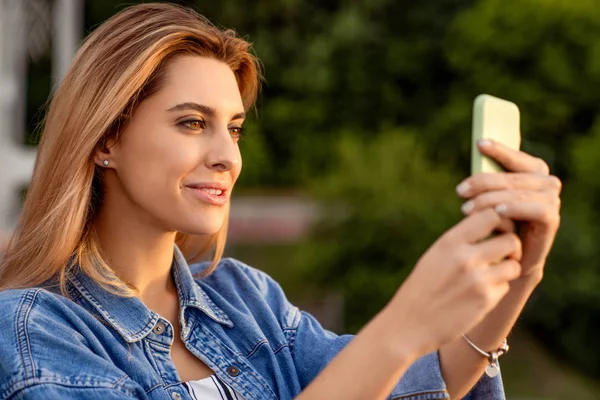 Vackra Mode Tjej Gör Selfie Med Telefon Solnedgången — Stockfoto