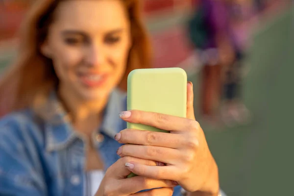 Vackra Mode Tjej Gör Selfie Med Telefon Solnedgången — Stockfoto