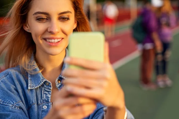 Krásné Módní Holka Dělá Selfie Telefonem Při Západu Slunce — Stock fotografie