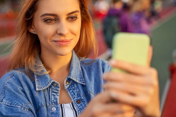 Krásné Módní Holka Dělá Selfie Telefonem Při Západu Slunce — Stock fotografie