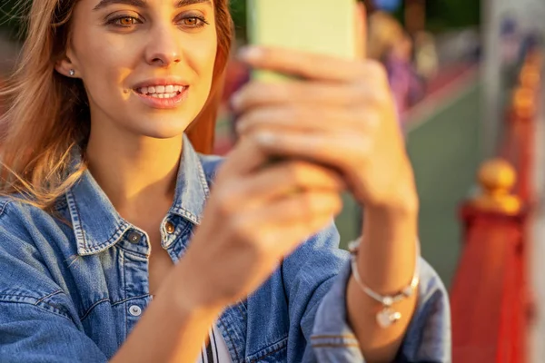 Gün Batımında Selfie Telefon Ile Yapıyor Güzel Moda Kız — Stok fotoğraf