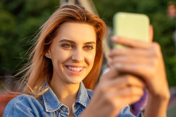 Gün Batımında Selfie Telefon Ile Yapıyor Güzel Moda Kız — Stok fotoğraf