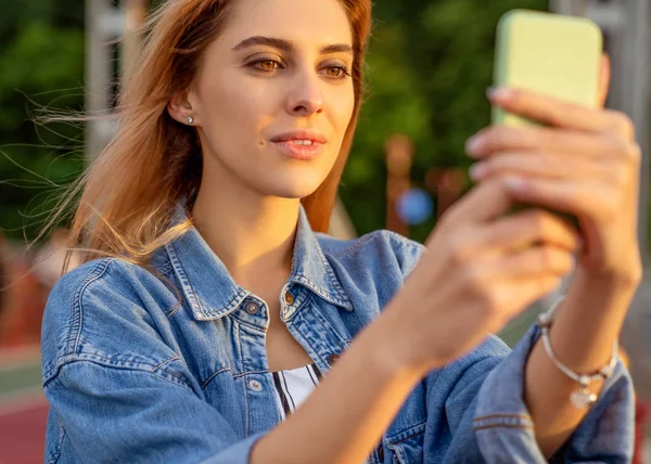 Vackra Mode Tjej Gör Selfie Med Telefon Solnedgången — Stockfoto
