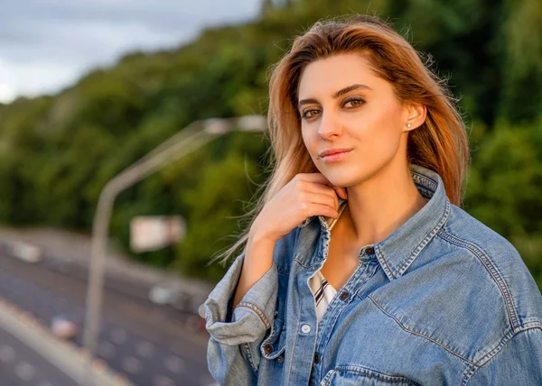 Retrato Uma Menina Moda Que Caminha Rua — Fotografia de Stock