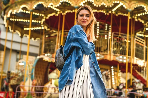 Retrato Una Chica Estilo Americano Columpio Ríe Regocija — Foto de Stock