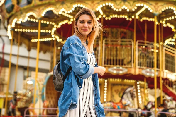 Amerikan tarzı bir salıncak üzerinde bir kız portresi gülüyor ve sevinir