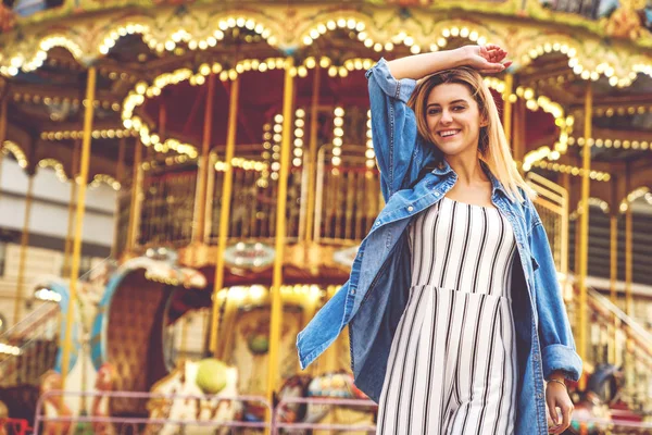 Amerikan tarzı bir salıncak üzerinde bir kız portresi gülüyor ve sevinir