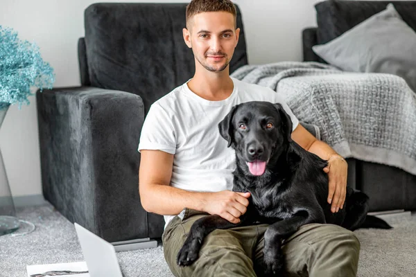 Freelancer Chico Sentado Casa Trabajando Con Perro Abrazo Labrador Negro — Foto de Stock