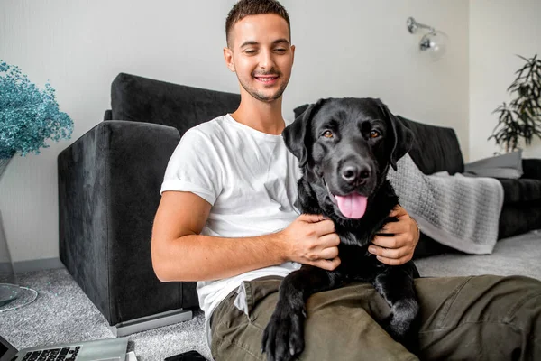 Volné Noze Chlap Sedí Doma Pracovat Notebooku Psem Náručí Černý — Stock fotografie