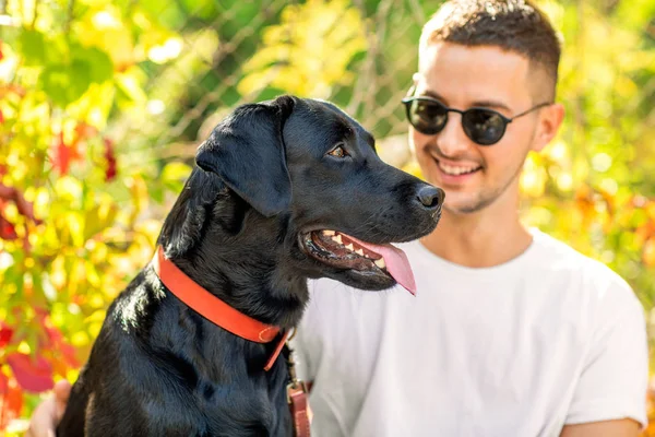 Gars Avec Chien Promenades Dans Parc Automne — Photo