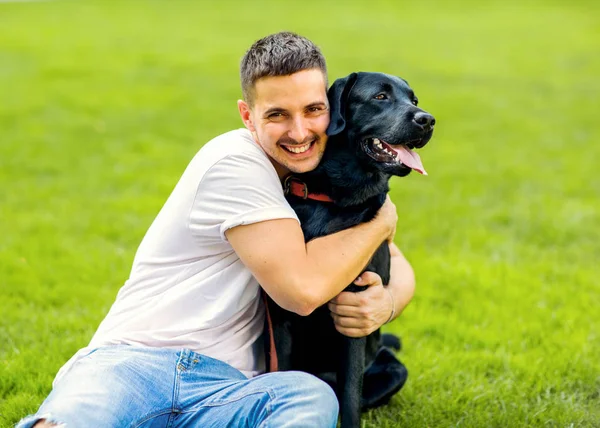 Guy Hugging His Dog Labrador Playing Park — Stock Photo, Image