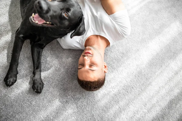 Guy His Dog Sitting Home Playing — Stock Photo, Image