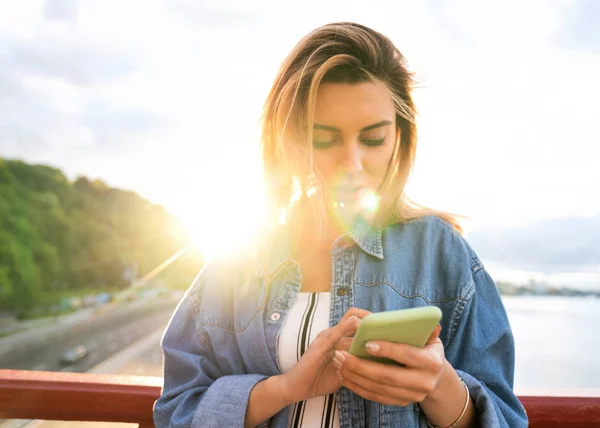 Dívka Volné Noze Při Západu Slunce Mluví Telefonu Funguje — Stock fotografie