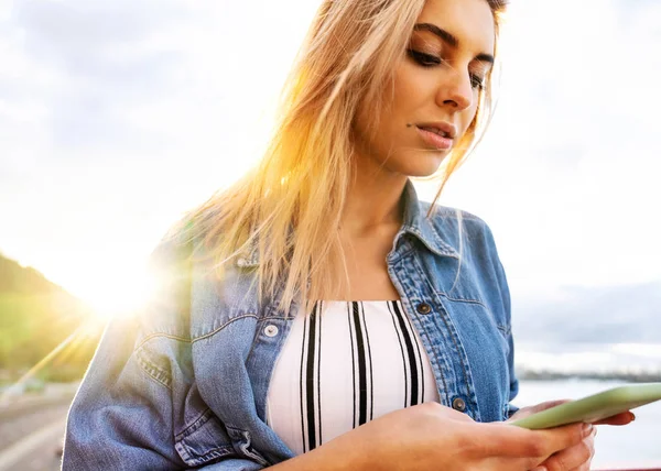 gün batımında kız serbest meslek telefon ve eserler üzerinde konuşuyor