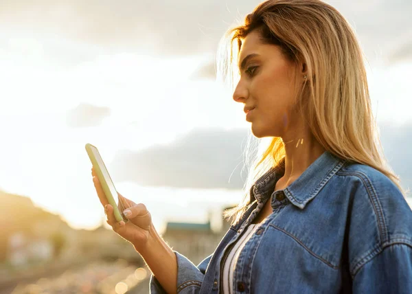 Freiberuflerin Arbeitet Bei Sonnenuntergang Mit Dem Handy — Stockfoto