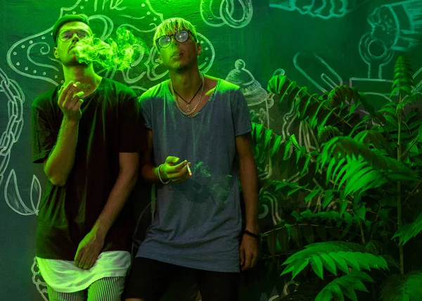 Trendy Mode Jongens Roken Neon Groen Licht — Stockfoto