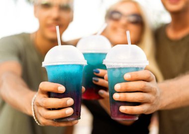 üç arkadaş neşeli şirket kalan bir tropikal plaj ve içki kokteylleri, çok, dergi kavramı