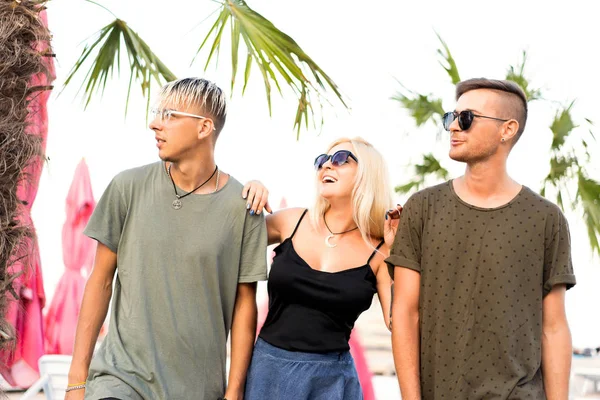 Tres Amigos Alegre Compañía Descansar Una Playa Tropical Beber Cócteles — Foto de Stock